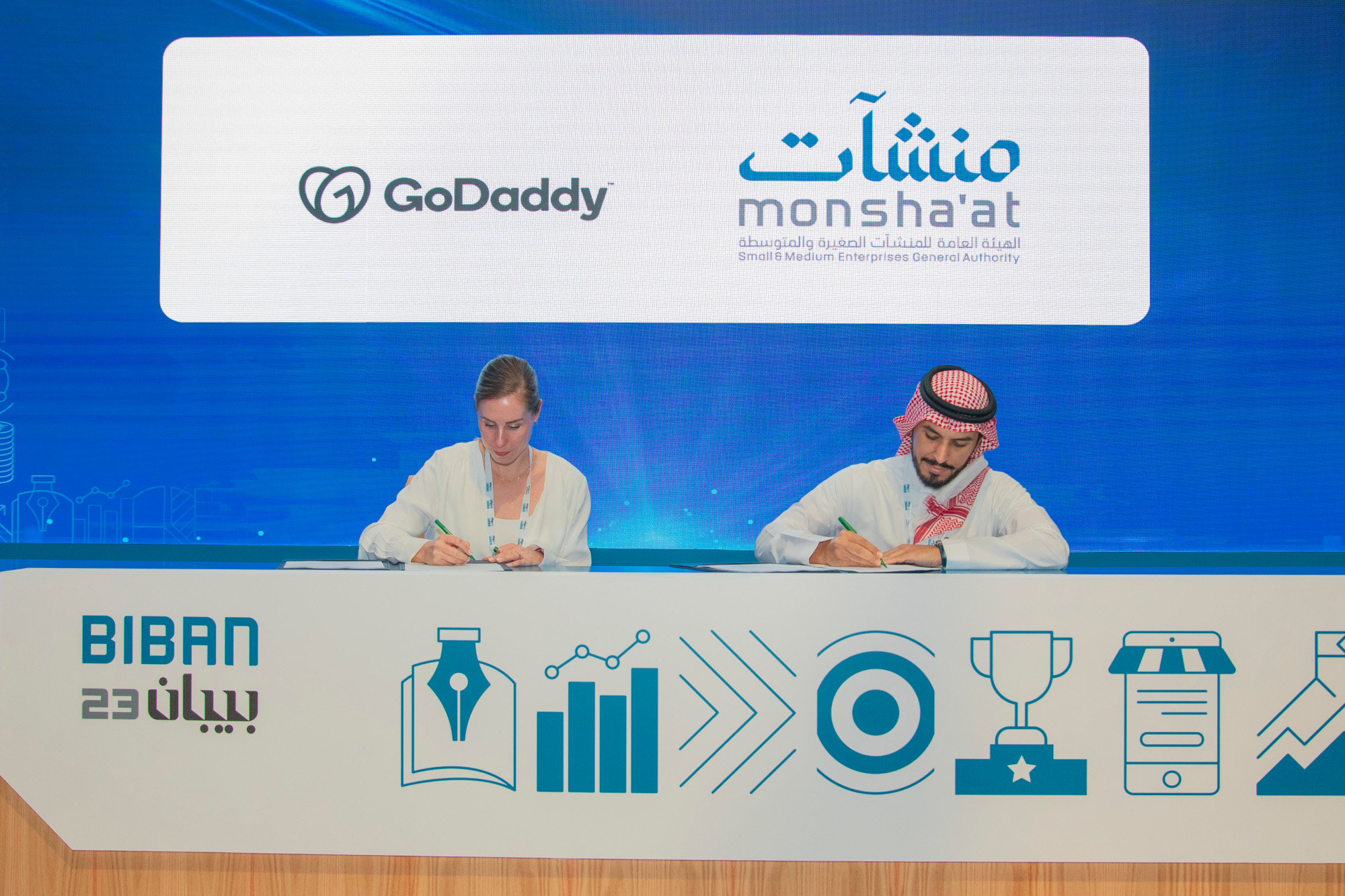 شراكة GoDaddy ومنشآت