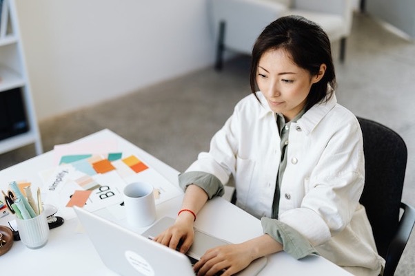 A Creative Businesswoman Uses A Laptop