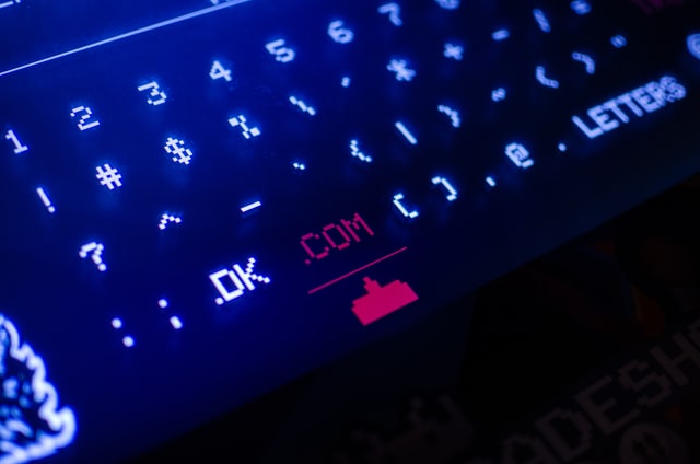 Digital keyboard with .com highlighted