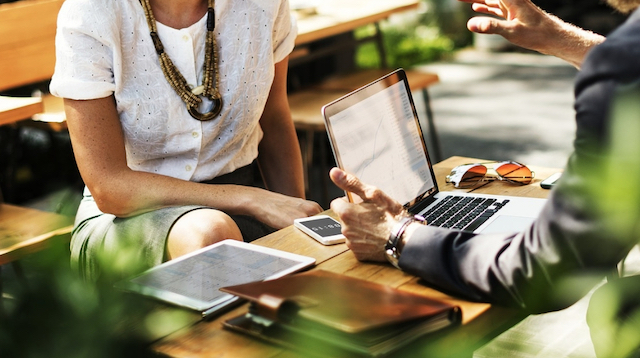 How-to-Become-an-Insurance-Broker-Two-People-Talking