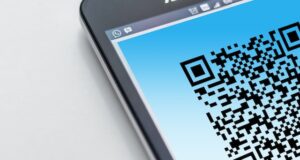 Gros plan d'un code QR sur l'écran d'un téléphone