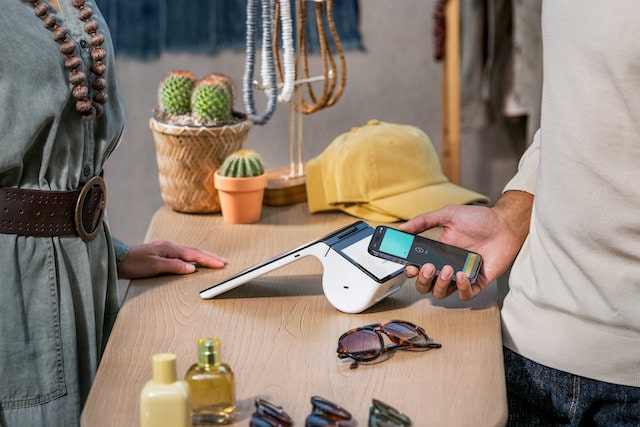 Le terminal intelligent Poynt acceptant un paiement mobile