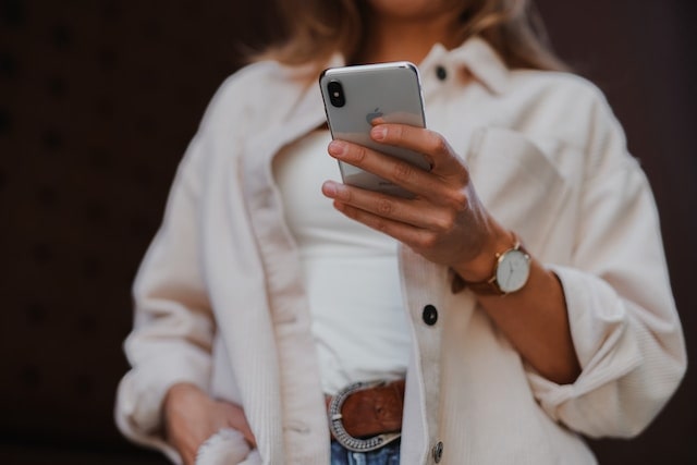 Femme lisant un courriel sur son iPhone