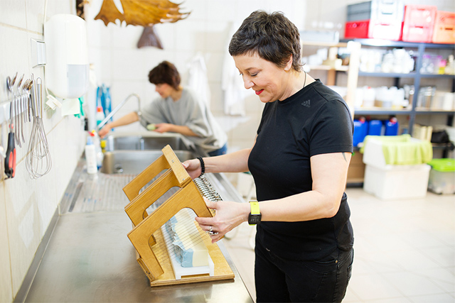 Soapositive: Vom Büroalltag in die echte Handarbeit Tanja bei der Arbeit