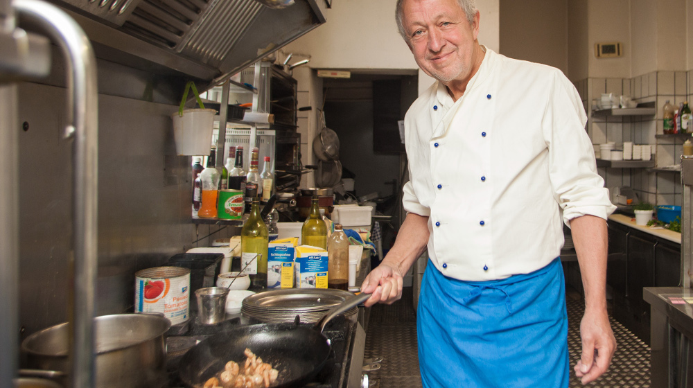 Abbildung - Herbert Kroll in der Küche seines Gourmet-Restaurants