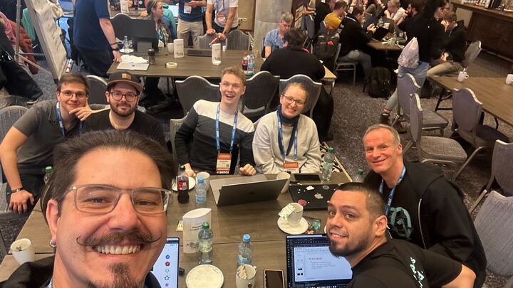 Abbildung: GoDaddy Projektteam CloudFest Hackathon 2025 - Der AIccessibility Content Updater von GoDaddy - Vorne von links nach rechts: Nemanja Cimbaljevic, Anthony Ledesma, Wolf-Dieter Fiege