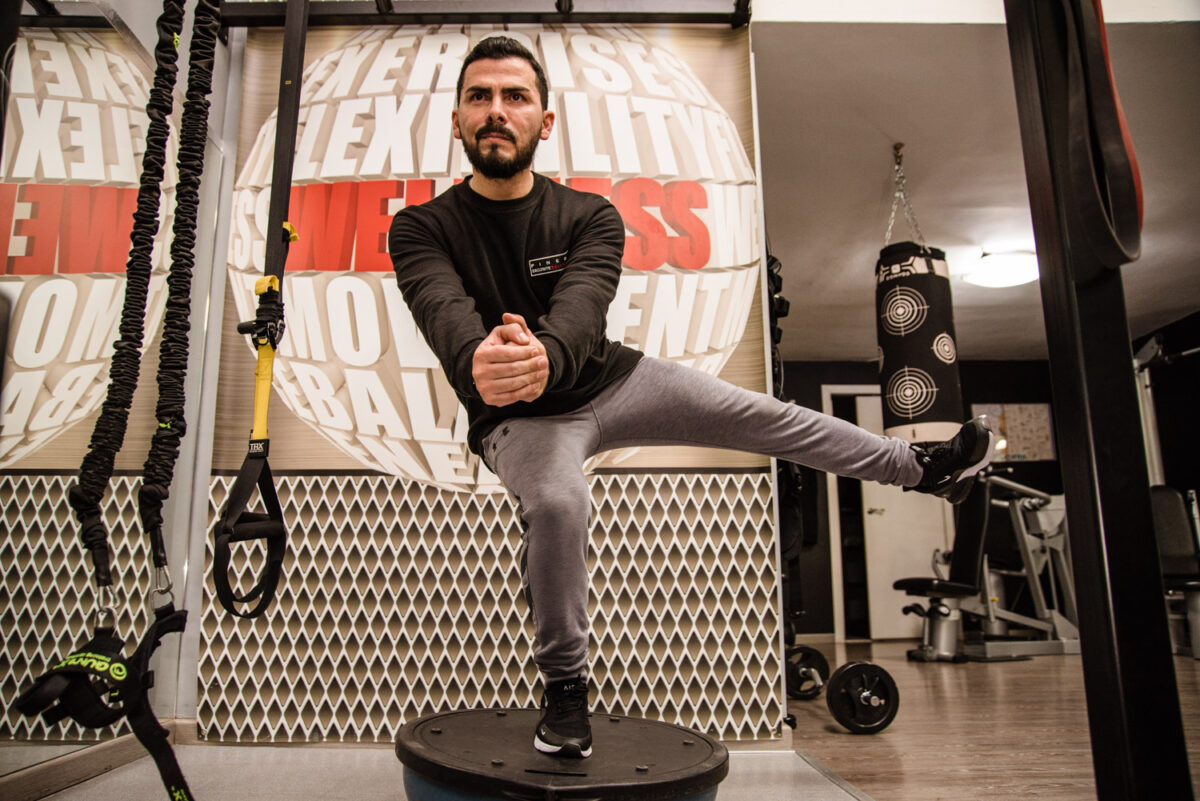 Imagen de Andrés Pineda haciendo un ejercicio de Pilates en una máquina