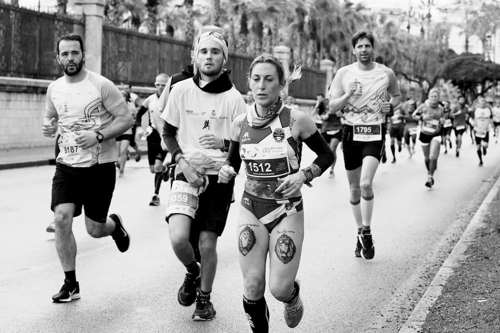 Imagen de varios atletas corriendo una prueba popular en Málaga