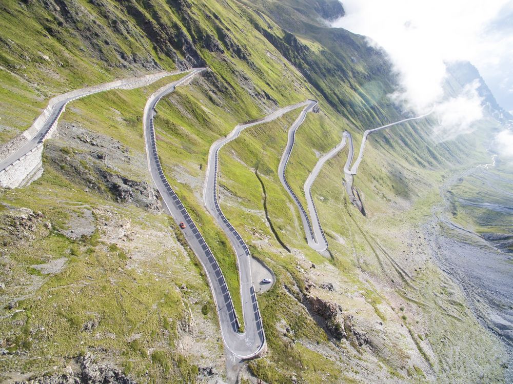 Imagen de una carretera de montaña sinuosa, todo lo contrario a lo que debería ser la longitud de una meta descripción