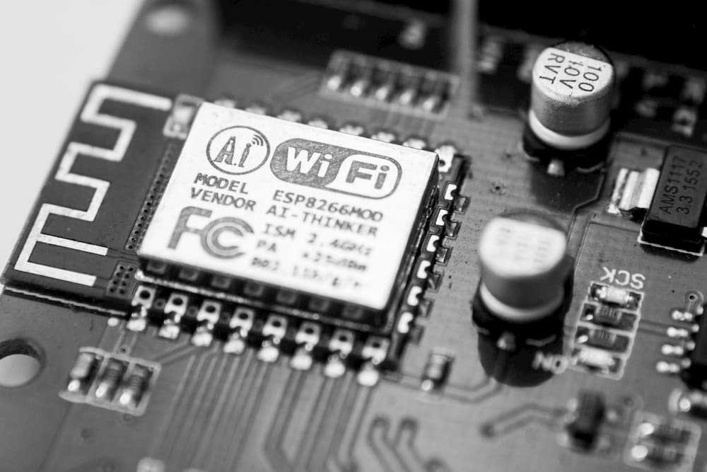 Imagen de una placa base con el chip WiFi, sistema donde podemos mejorar la seguridad de red de cualquier negocio