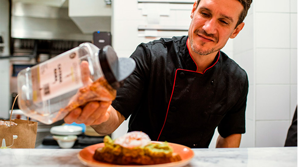 Conicero haciendo tostada en La Espumosa Bar