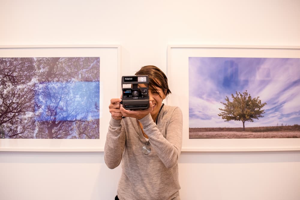 Imagen de Cristina Rodríguez, de Serendipia, posando haciendo una fotografía