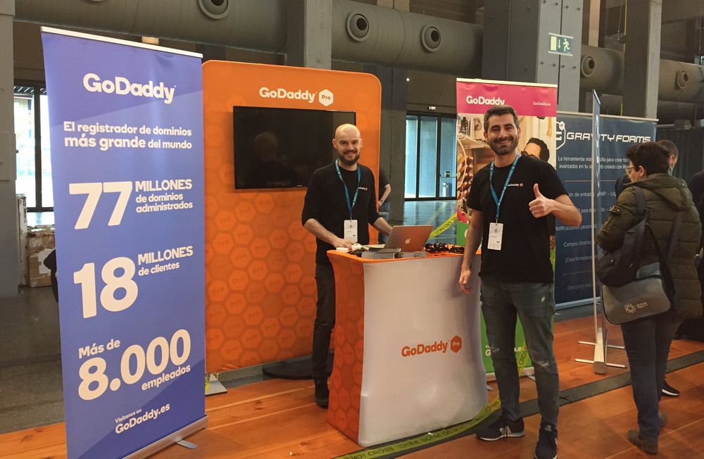 Imagen del equipo de GoDaddy Pro presente en la WordCamp Madrid 2019