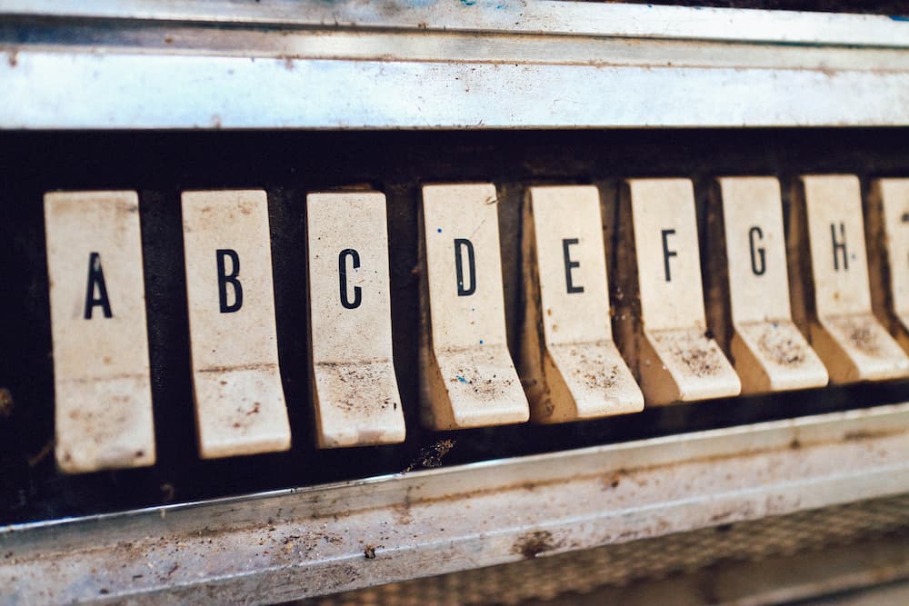 Imagen de llas letras del abecedario ordenadas en un teclado.