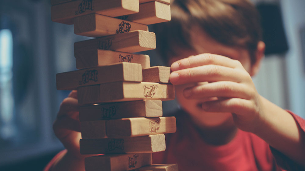 Niño jugando con tacos de madera