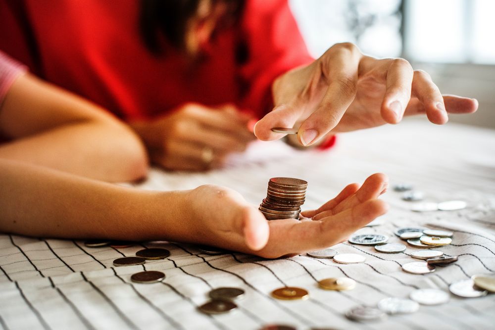 Imagen de una mujer sujetando varias monedas de céntimo de Euro