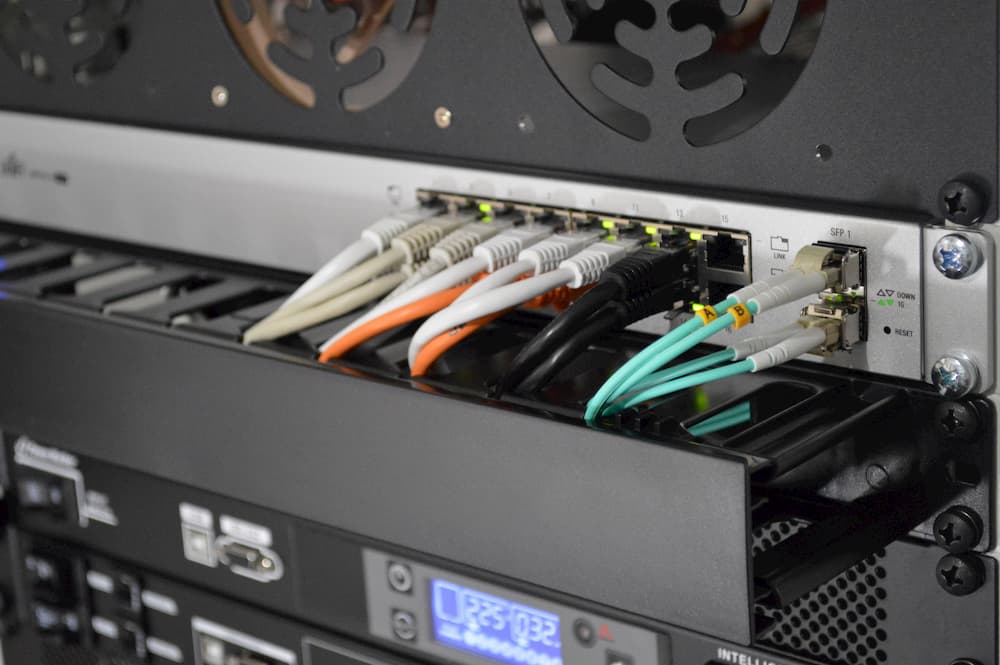 Imagen de varios cables conectados a Internet en un rack, posible objetivo de un ataque arp spoofing