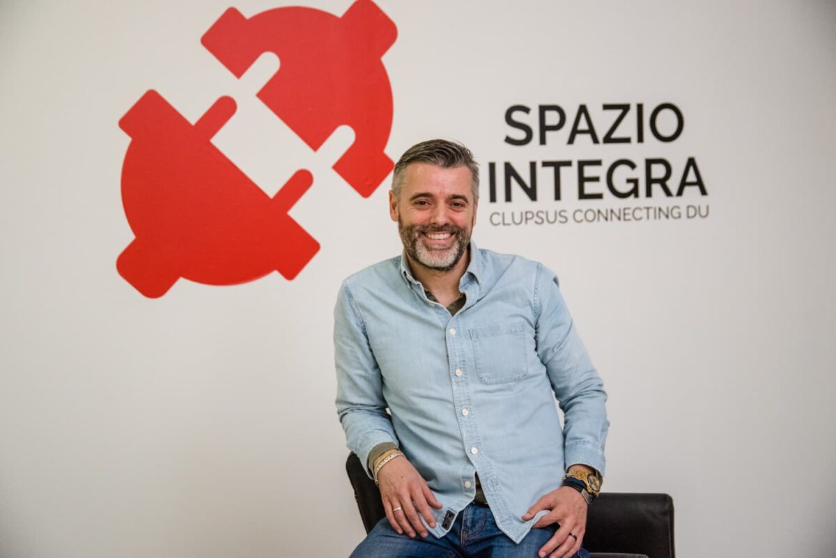 Imagen de Román Paredes presentando Spazio Integra