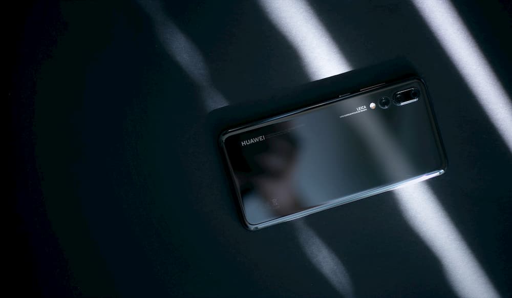 Imagen d eun smartphone Huawei negro encima de una mesa.