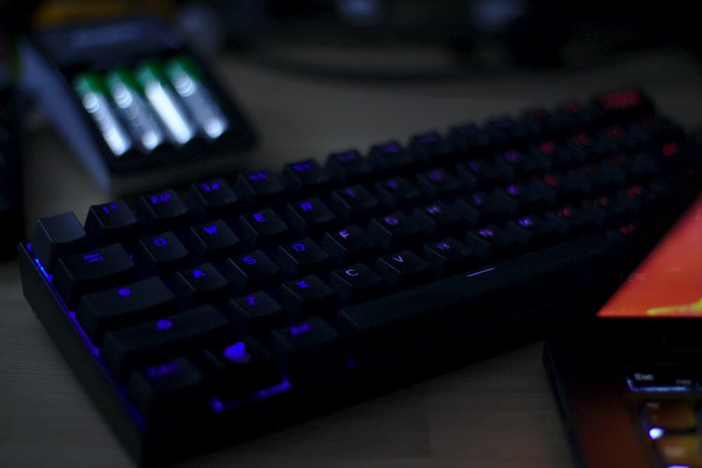 Imagen de un teclado mecánico de ordenador a oscuras