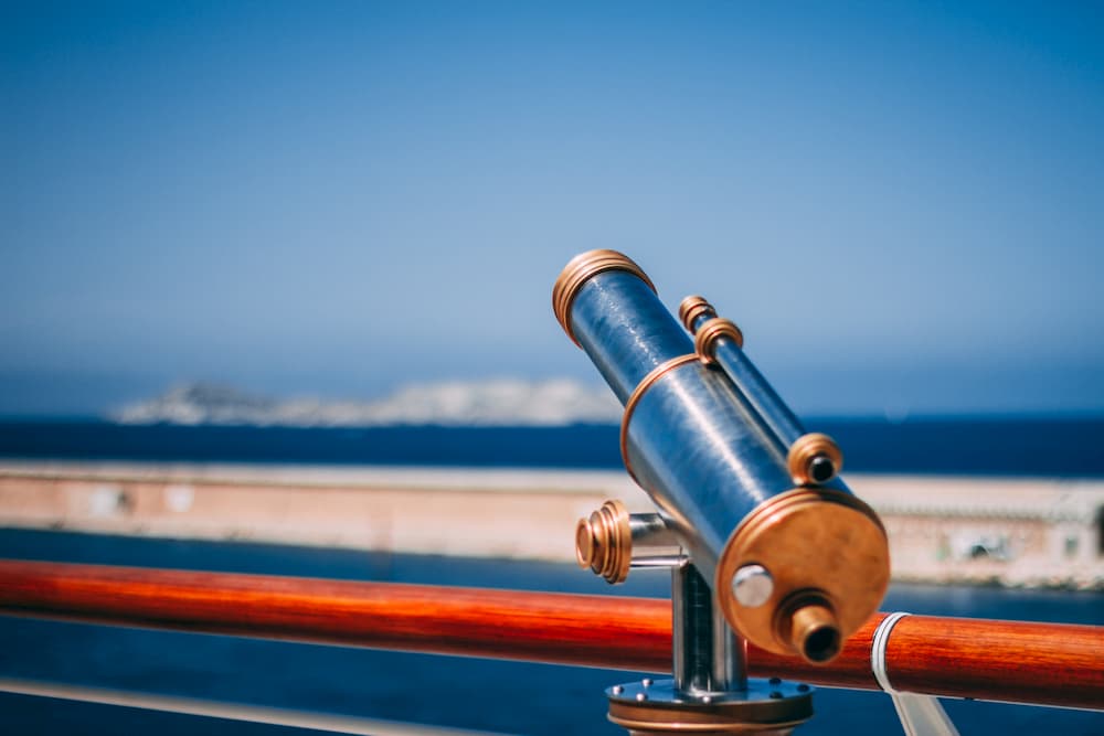 Imagen de un telescopio cerca del mar, representando qué ven los emprendedores exitosos en el futuro