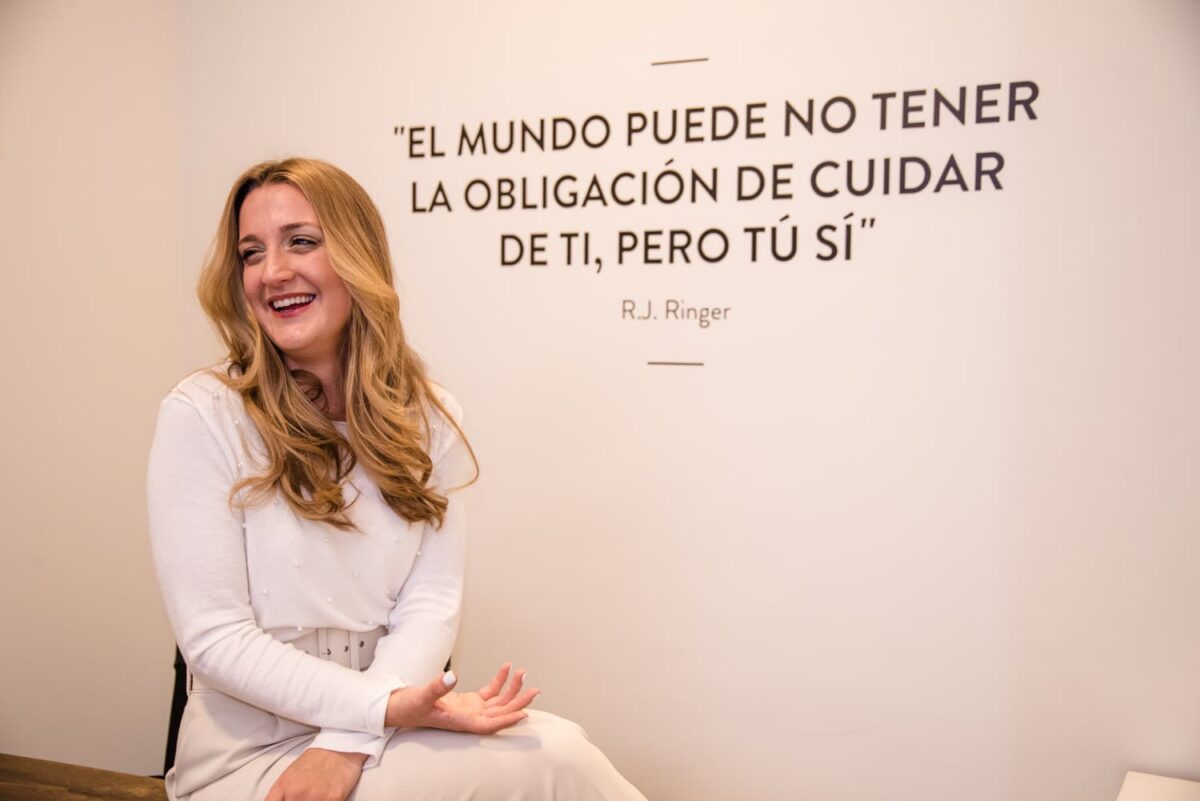 Imagen de Verónica Elena Carmona, de Creando Infinito, posando en su despacho