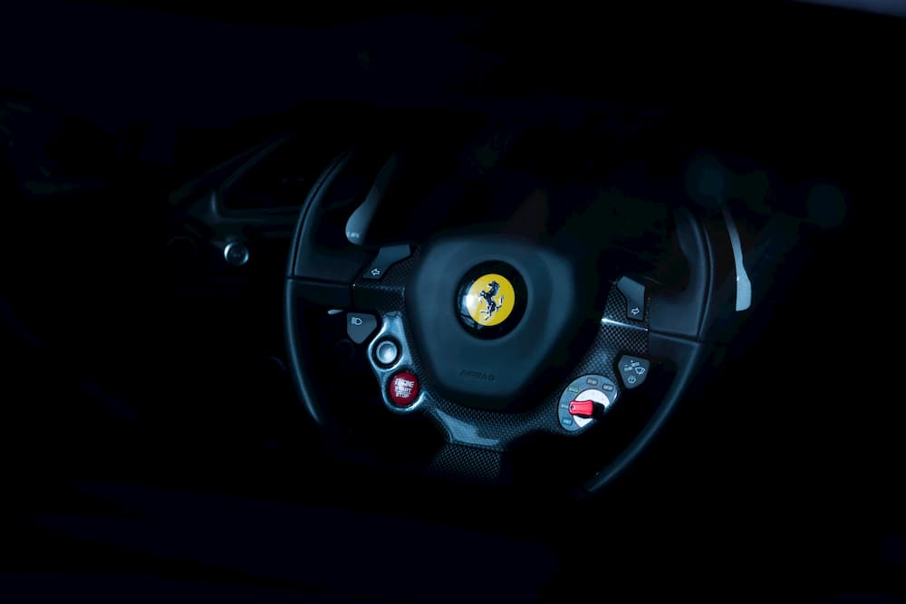 Imagen del volante de un Ferrari en fondo negro.