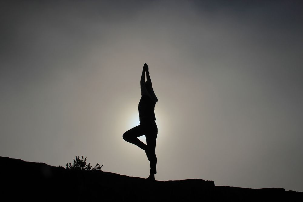 Imagen de cómo aumentar la productividad haciendo deporte, como el yoga.