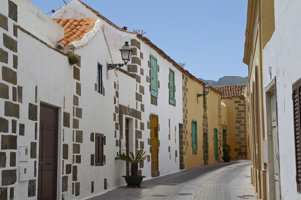 Imagen de una calle con varias casas pegadas