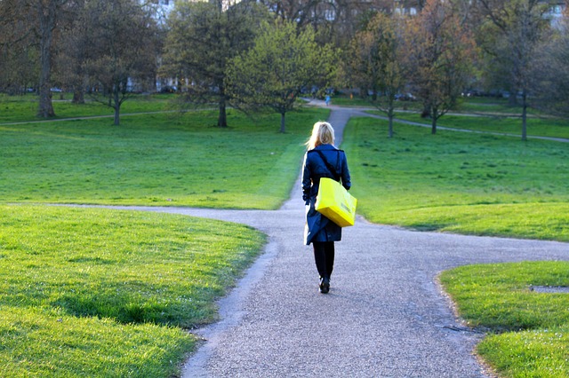 Imagen de una chica en un cruce de caminos