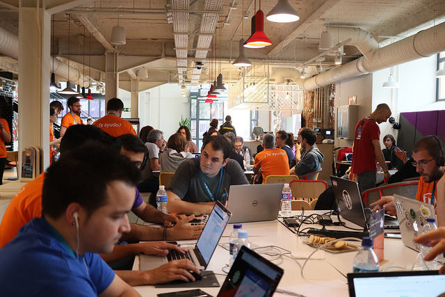 Mucha gente colaborando en el Contributor Day en la WordCamp Madrid 2018