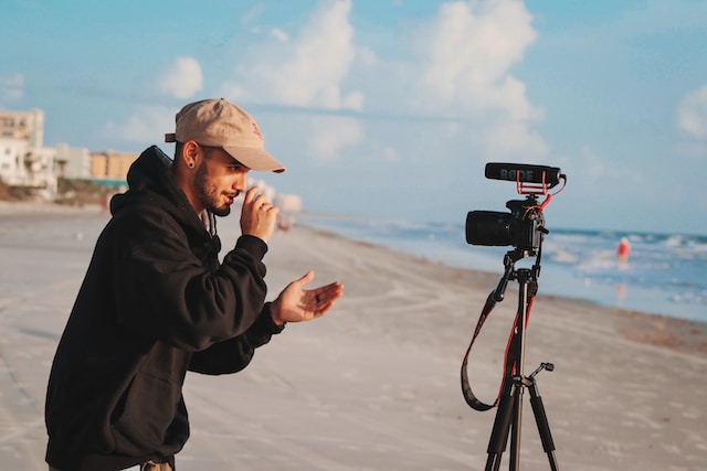 Persona grabando un vídeo de YouTube de forma profesional