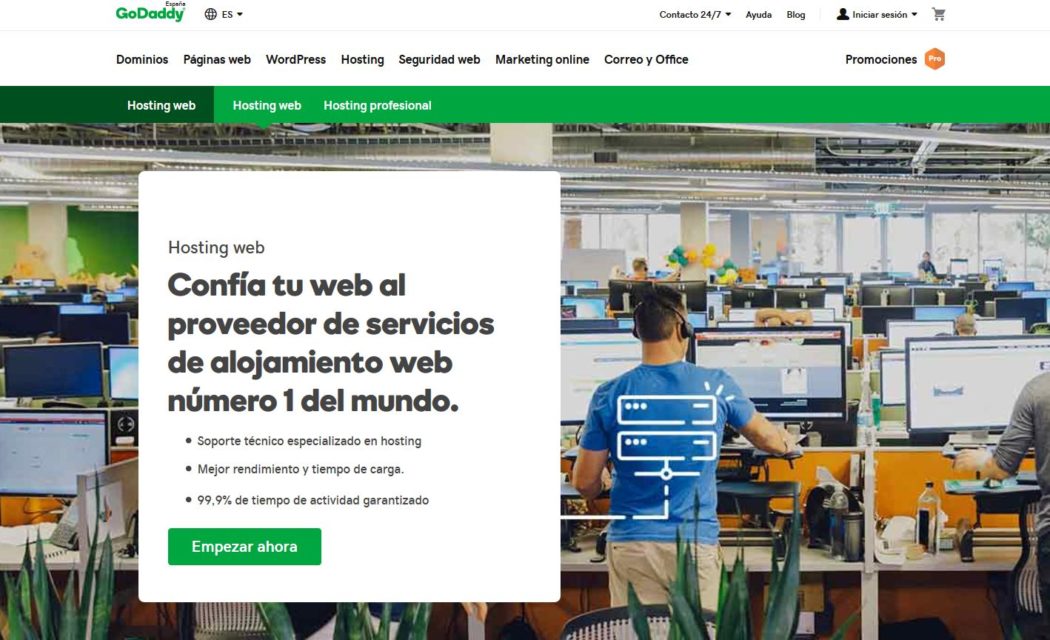 Imagen de los planes de hosting web que ofrece GoDaddy en su página web, donde se muestra el uptime como factor para valorar la mejor empresa de hosting del mercado