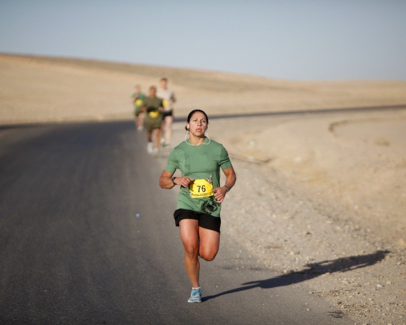 Imagen de una mujer corriendo una prueba en el desierto