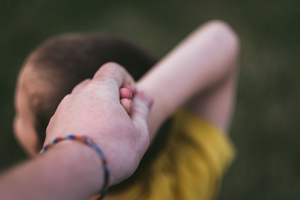 Imagen de un padre y un hijo agarrándose de la mano