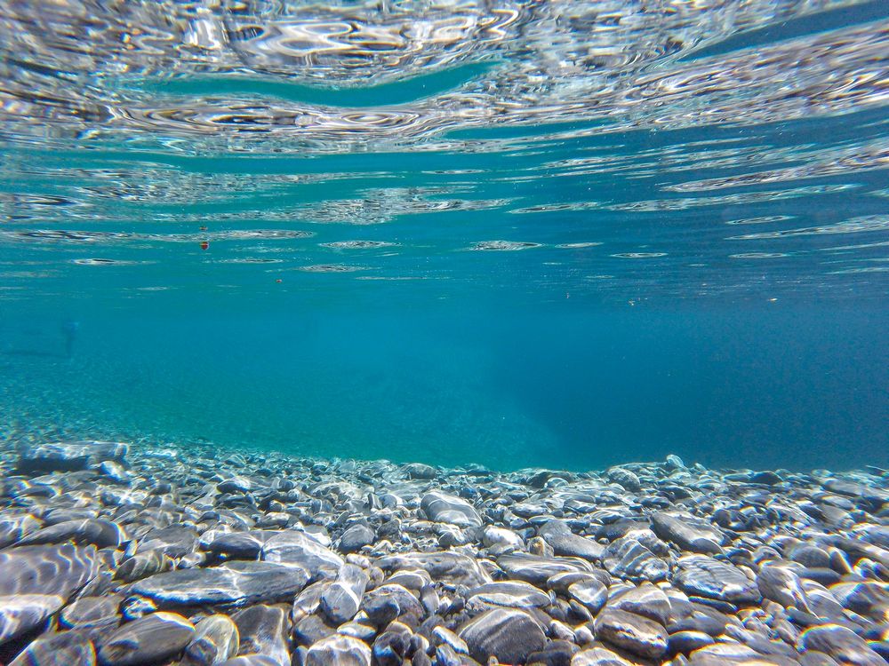 La relación a través de los enlaces de afiliados debe ser como el agua cristalina del mar, donde se reflejan las piedras del fondo