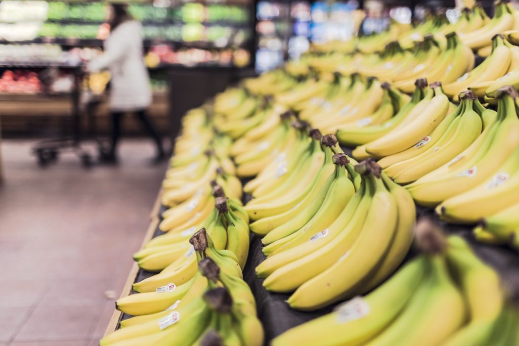 Imagen de muchos plátanos colocados en un supermercado