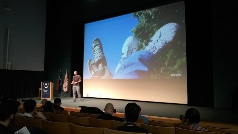 Imagen de la ponencia de Nemanja Aleksic en la WordCamp Porto 2018