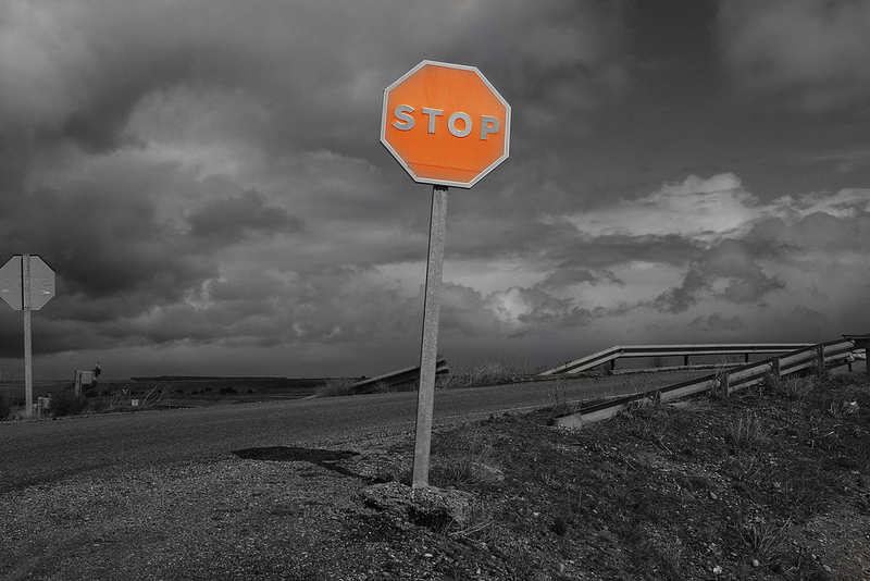 Imagen de una señal de STOP, a modo de parábola para que tus clientes no pulsen el botón de cancelar suscripción