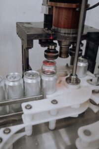 Machine usd to seal metal drink cans