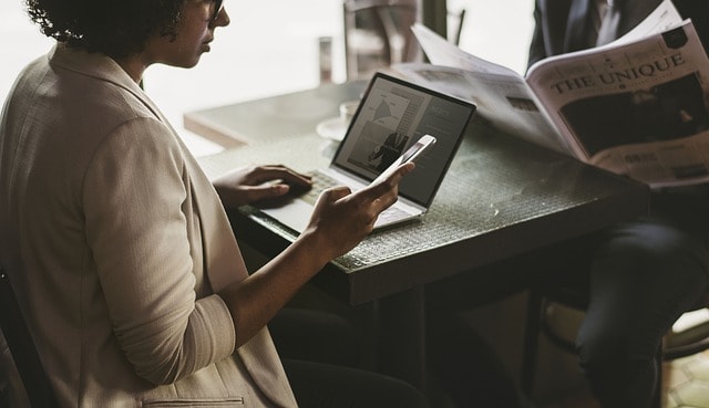 freelance tasarımcı cafede çalışan kadın