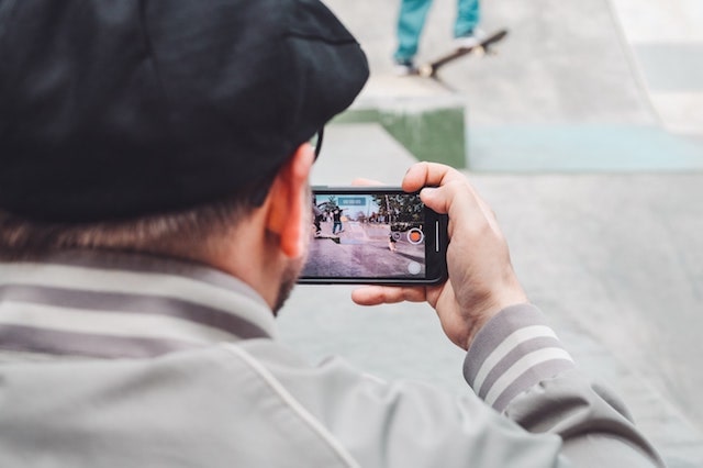 pazarlama telefon ile video çeken adam