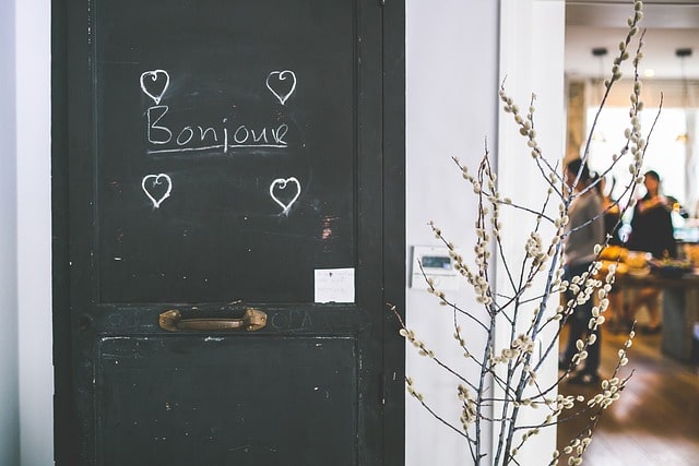 Door with bonjour written on it