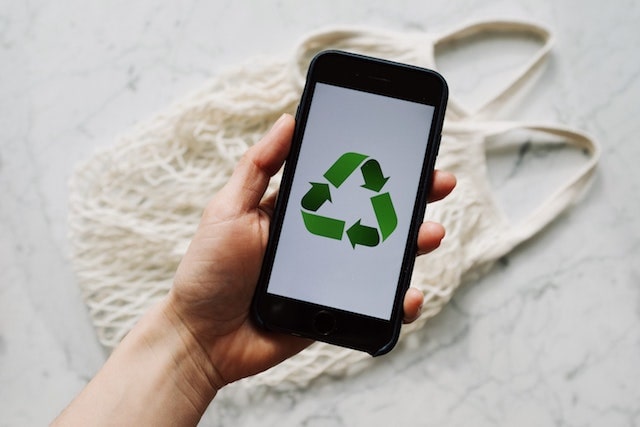 Recycle symbol on smartphone