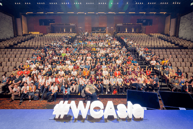 Group shot of WP community inside an auditorium