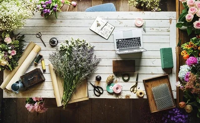 working-desk-with-things-arranged-neatly-business-name-ideas-blog-image